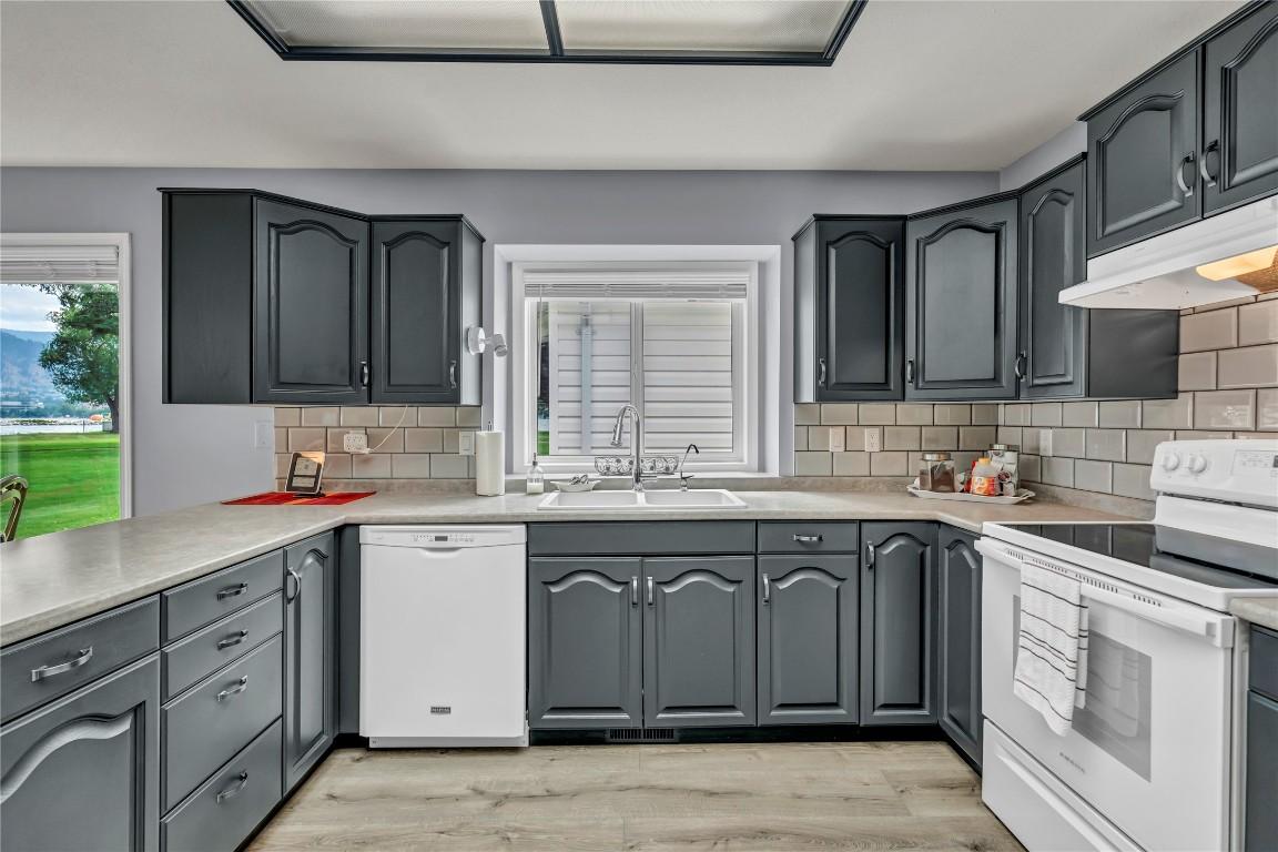 55 Kingfisher Drive, Penticton, BC - Indoor Photo Showing Kitchen