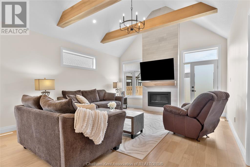 63 Compass Trail Unit# 35, Port Stanley, ON - Indoor Photo Showing Living Room With Fireplace