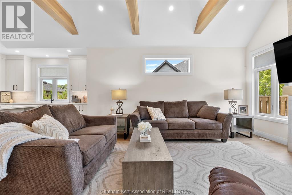 63 Compass Trail Unit# 35, Port Stanley, ON - Indoor Photo Showing Living Room