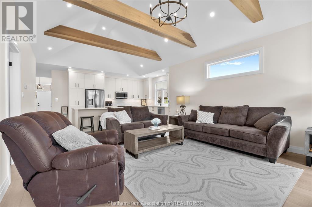 63 Compass Trail Unit# 35, Port Stanley, ON - Indoor Photo Showing Living Room