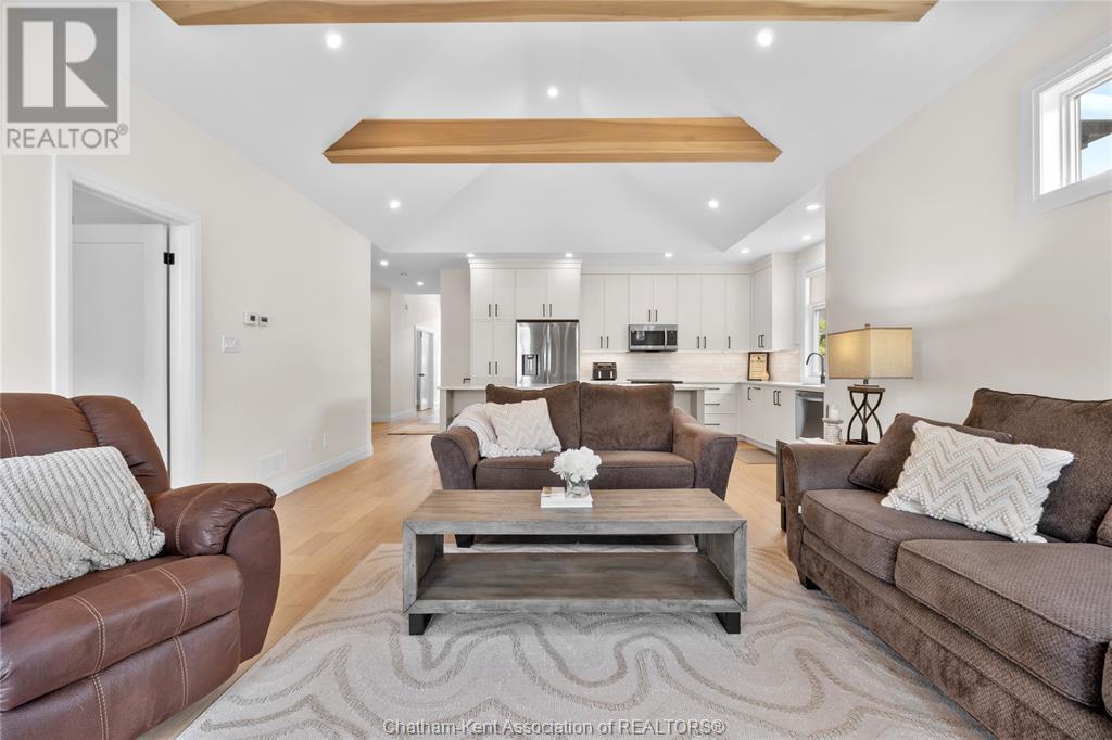 63 Compass Trail Unit# 35, Port Stanley, ON - Indoor Photo Showing Living Room