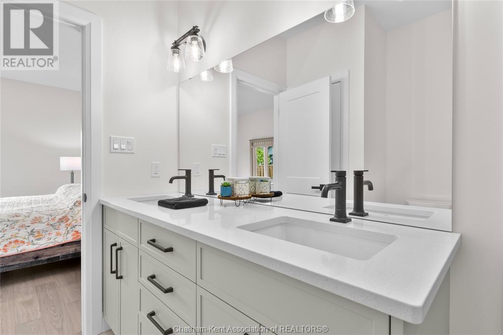 63 Compass Trail Unit# 35, Port Stanley, ON - Indoor Photo Showing Bathroom