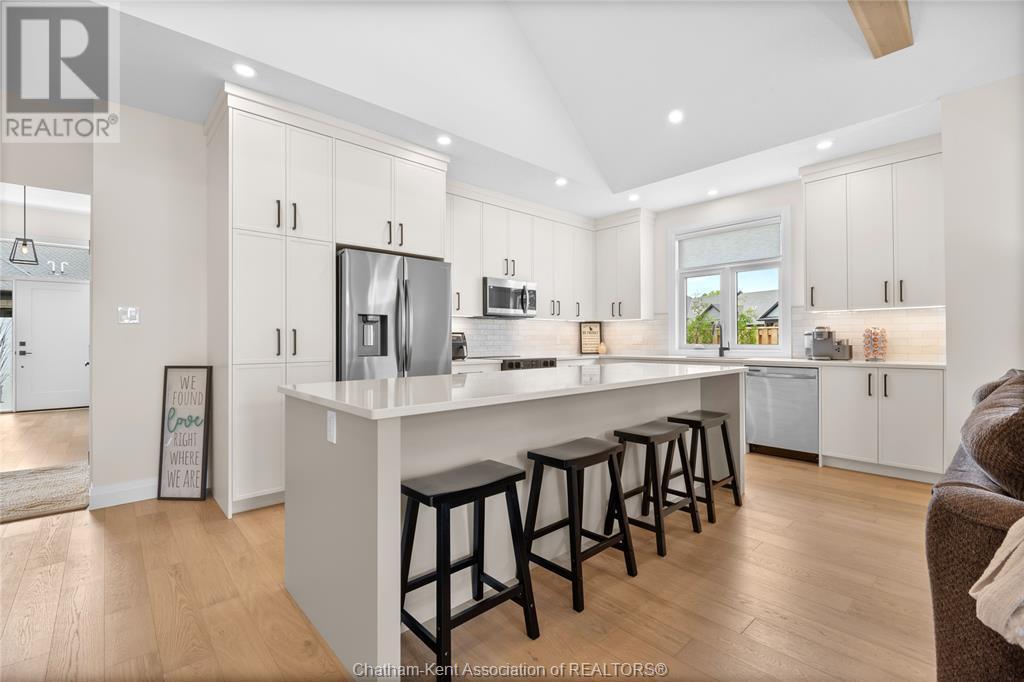 63 Compass Trail Unit# 35, Port Stanley, ON - Indoor Photo Showing Kitchen With Upgraded Kitchen