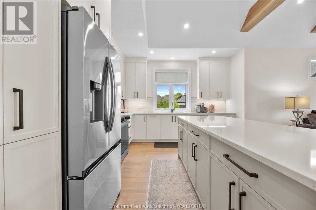 63 Compass Trail Unit# 35, Port Stanley, ON - Indoor Photo Showing Kitchen With Upgraded Kitchen