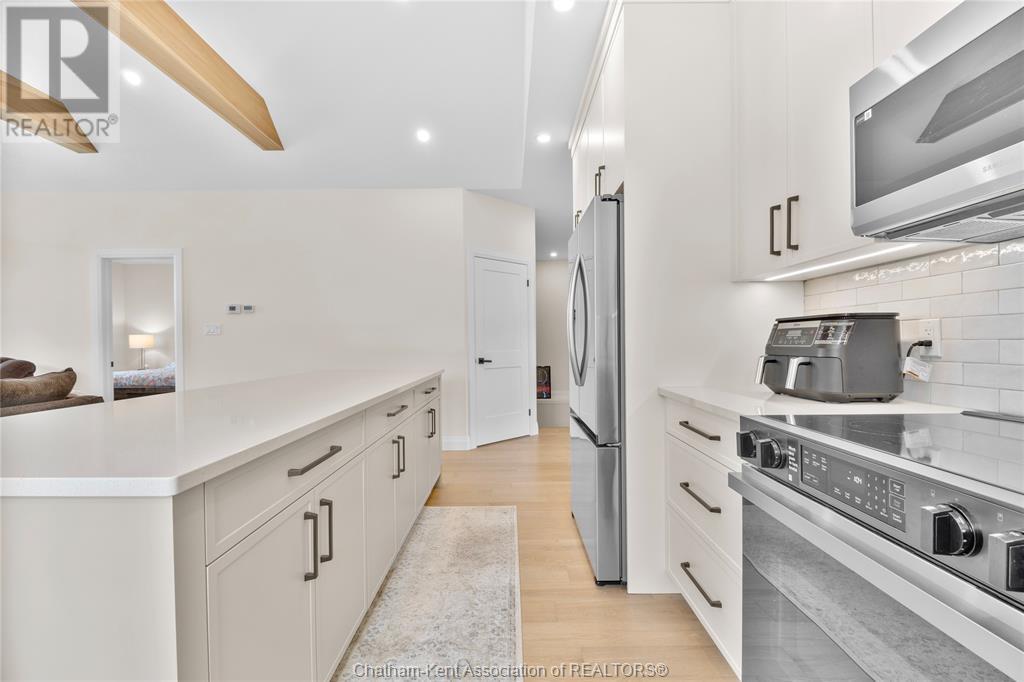 63 Compass Trail Unit# 35, Port Stanley, ON - Indoor Photo Showing Kitchen With Upgraded Kitchen