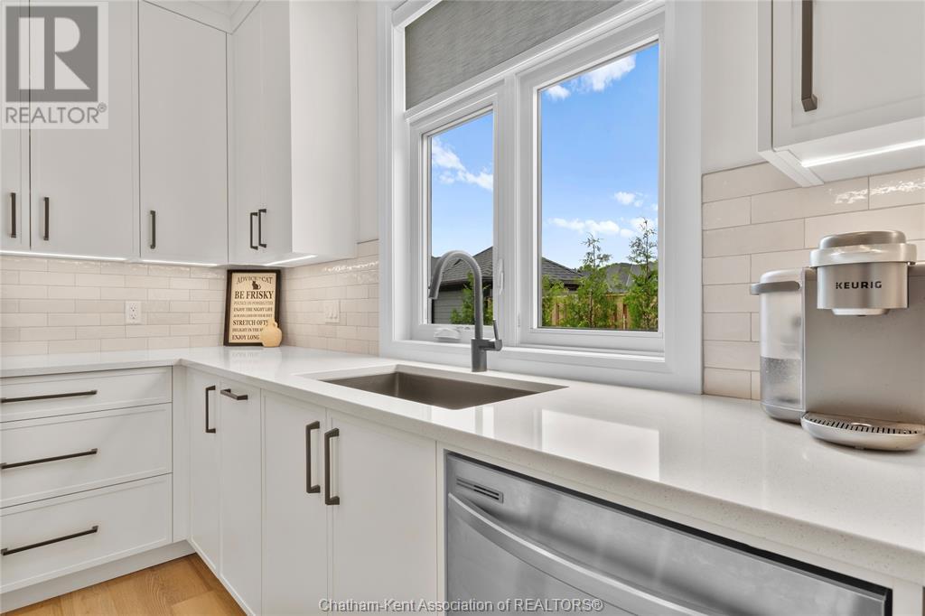 63 Compass Trail Unit# 35, Port Stanley, ON - Indoor Photo Showing Kitchen With Upgraded Kitchen