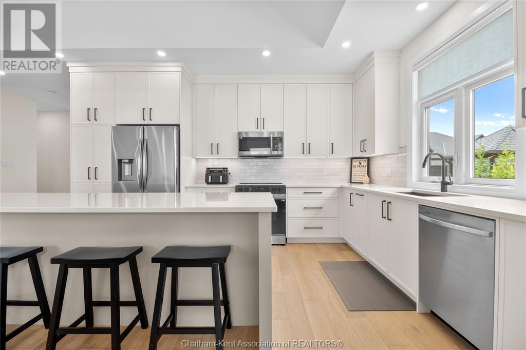 63 Compass Trail Unit# 35, Port Stanley, ON - Indoor Photo Showing Kitchen With Upgraded Kitchen