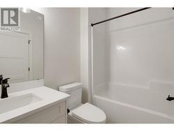 Main bathroom on bedroom level with tub/shower -