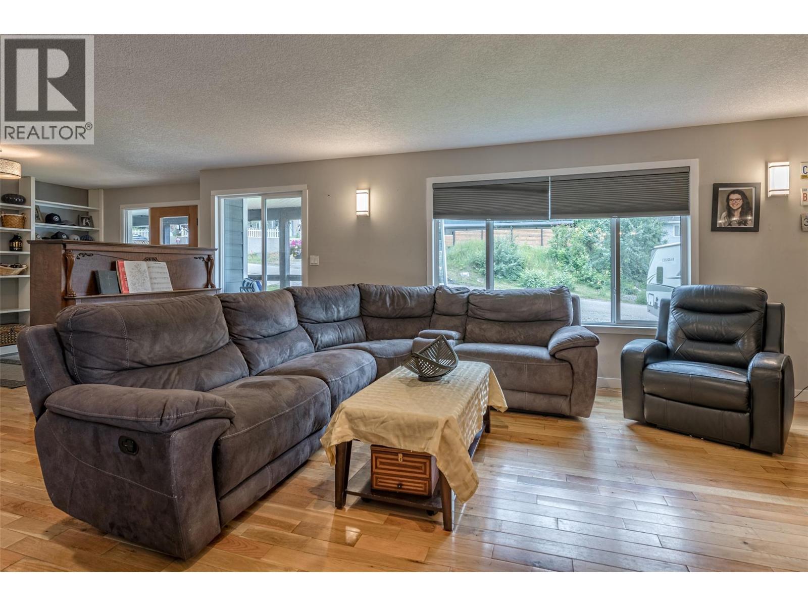 3286 Upper Mcleod Road, Spallumcheen, BC - Indoor Photo Showing Living Room