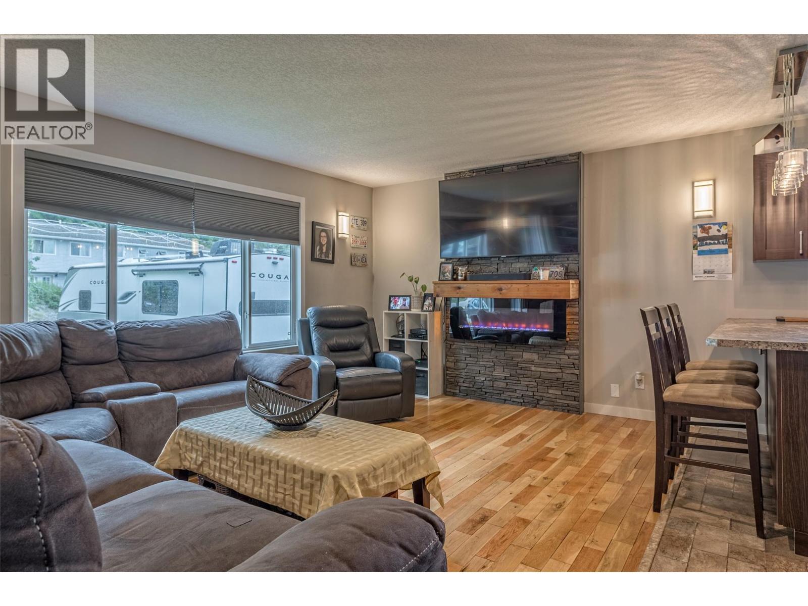 3286 Upper Mcleod Road, Spallumcheen, BC - Indoor Photo Showing Living Room