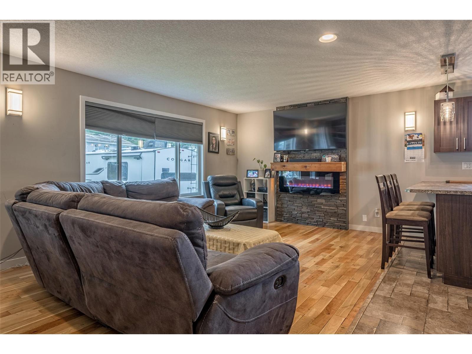 3286 Upper Mcleod Road, Spallumcheen, BC - Indoor Photo Showing Living Room