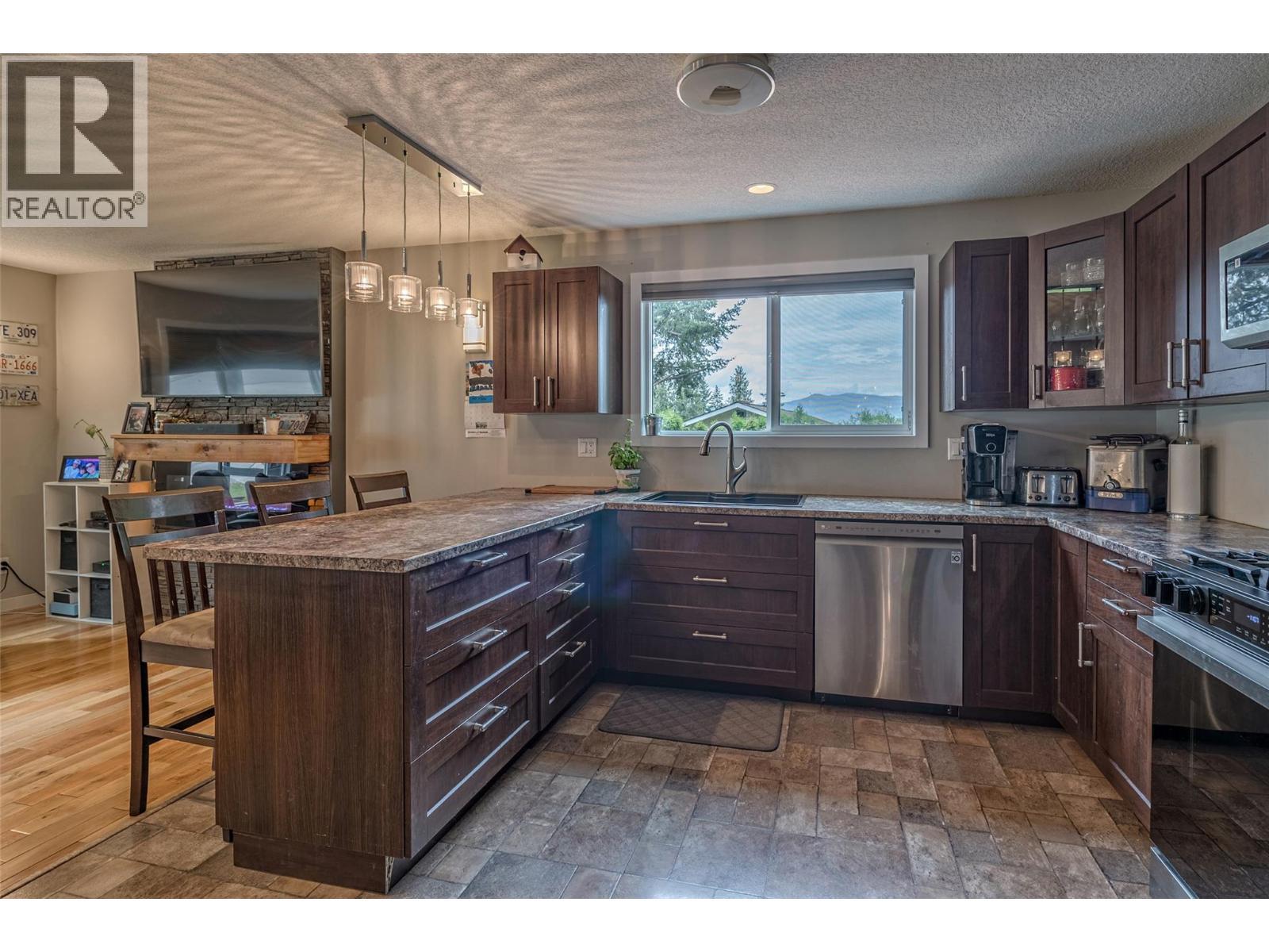 3286 Upper Mcleod Road, Spallumcheen, BC - Indoor Photo Showing Kitchen
