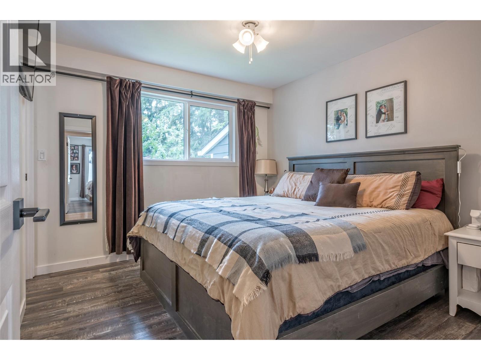3286 Upper Mcleod Road, Spallumcheen, BC - Indoor Photo Showing Bedroom