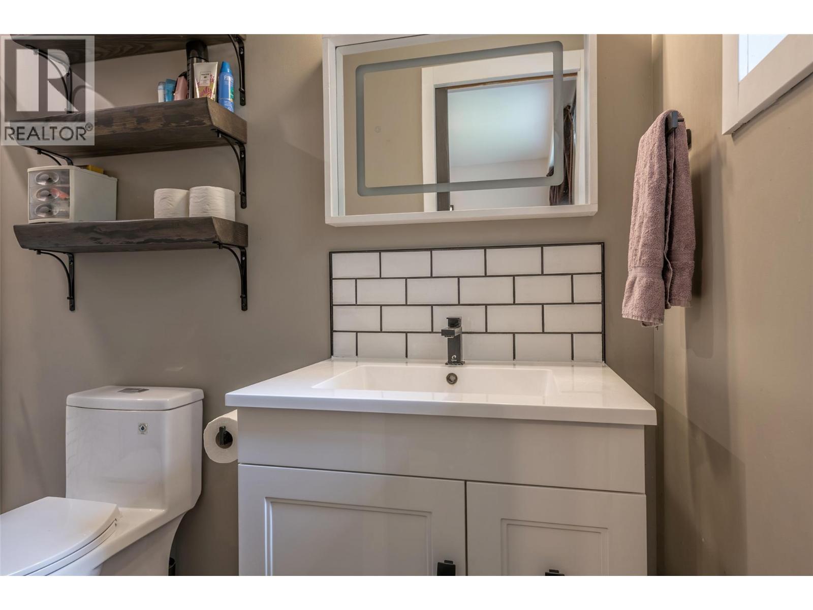 3286 Upper Mcleod Road, Spallumcheen, BC - Indoor Photo Showing Bathroom