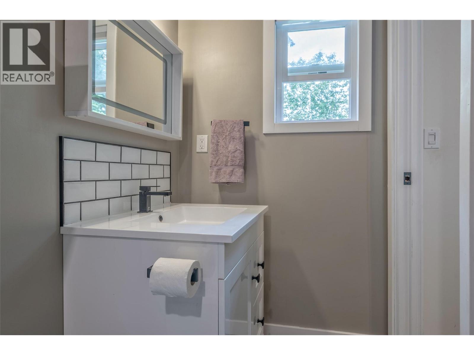 3286 Upper Mcleod Road, Spallumcheen, BC - Indoor Photo Showing Bathroom