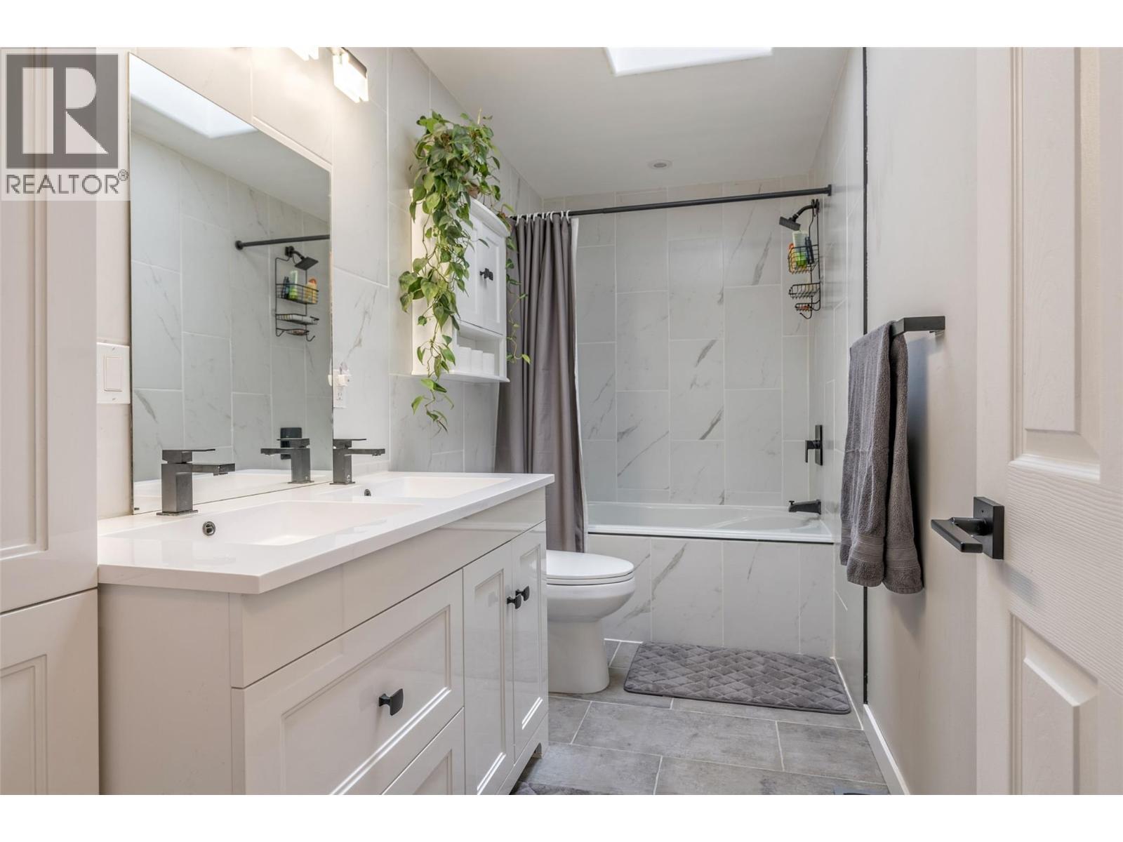 3286 Upper Mcleod Road, Spallumcheen, BC - Indoor Photo Showing Bathroom