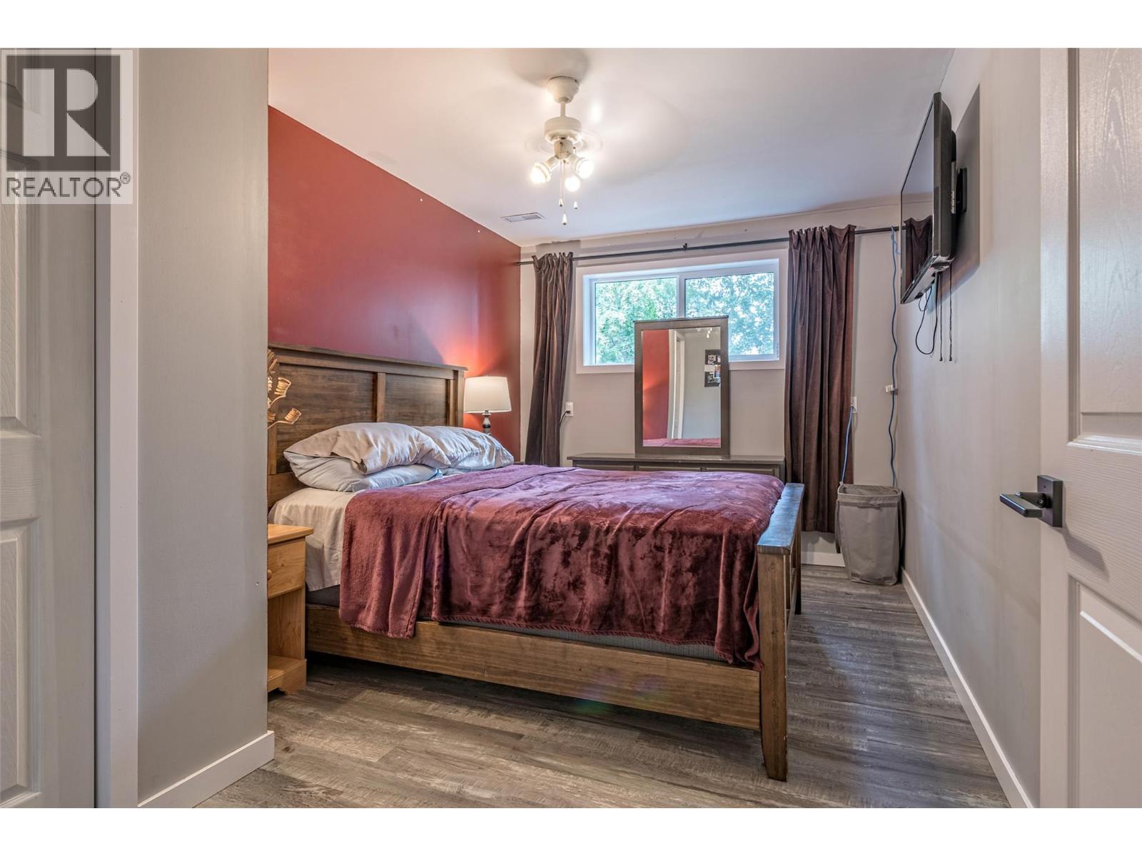 3286 Upper Mcleod Road, Spallumcheen, BC - Indoor Photo Showing Bedroom