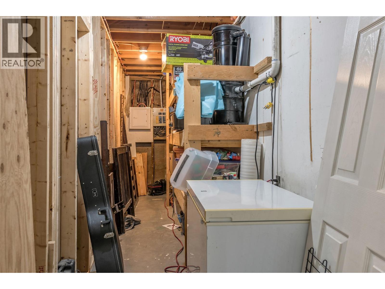 3286 Upper Mcleod Road, Spallumcheen, BC - Indoor Photo Showing Laundry Room