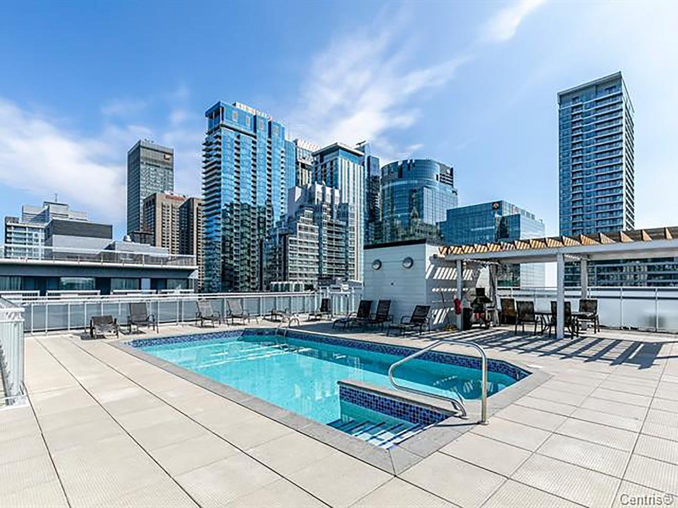 Piscine - 620-1235 Rue Bishop, Montréal (Ville-Marie), QC - Outdoor With In Ground Pool