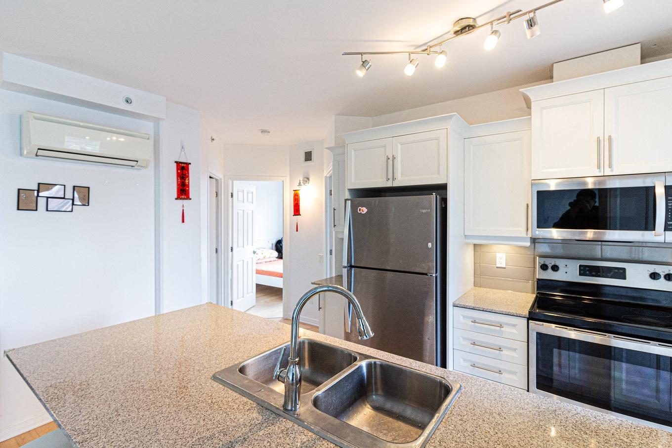 Cuisine - 620-1235 Rue Bishop, Montréal (Ville-Marie), QC - Indoor Photo Showing Kitchen With Double Sink With Upgraded Kitchen