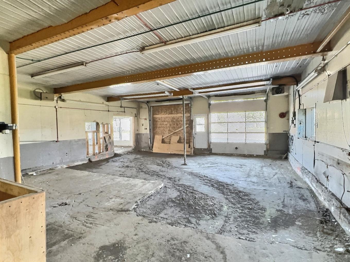 Garage - 36 Rue Principale S., Saint-Bruno-De-Guigues, QC - Indoor Photo Showing Garage