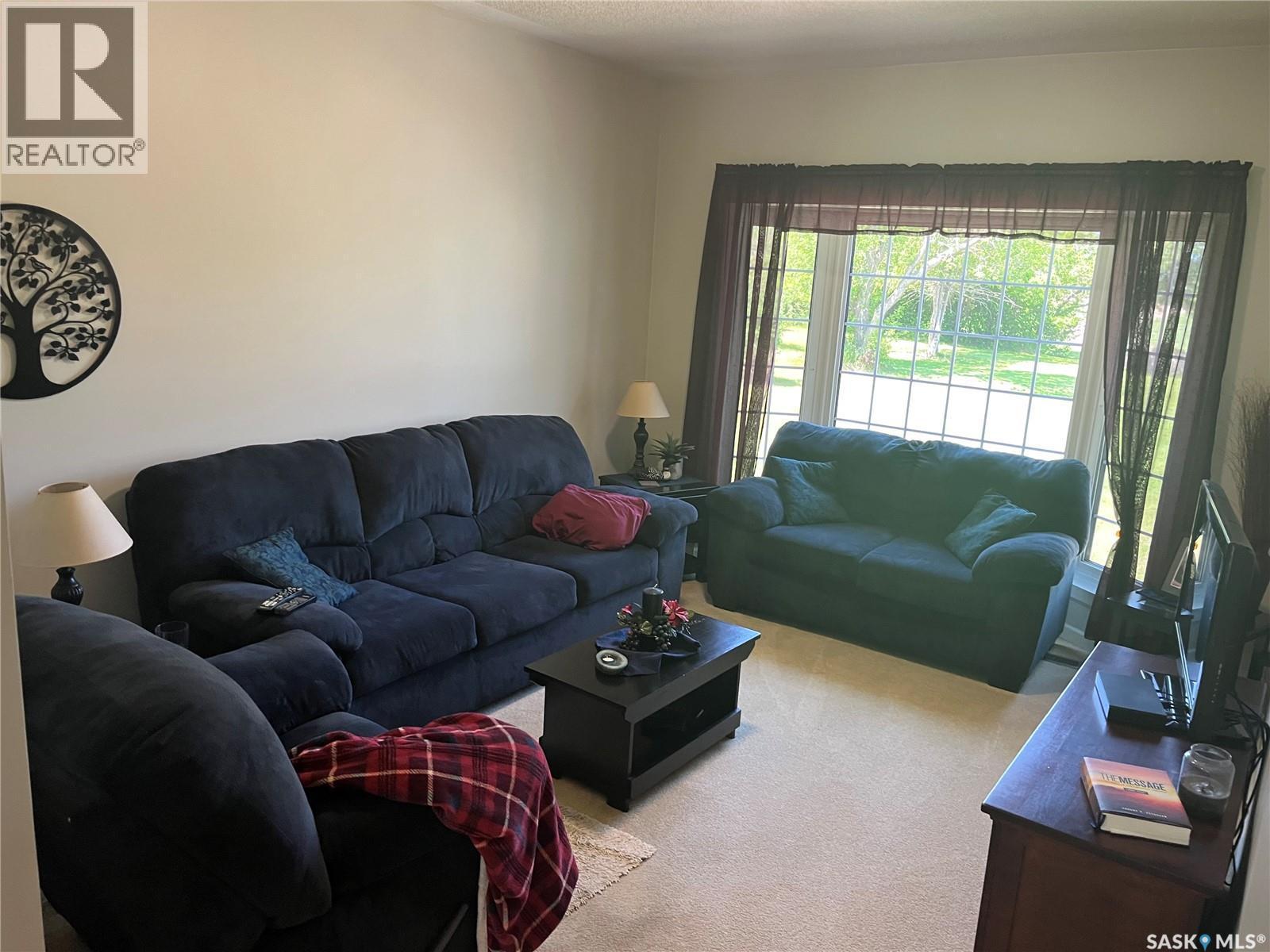 1000 Railway Avenue W, Foam Lake, SK - Indoor Photo Showing Living Room