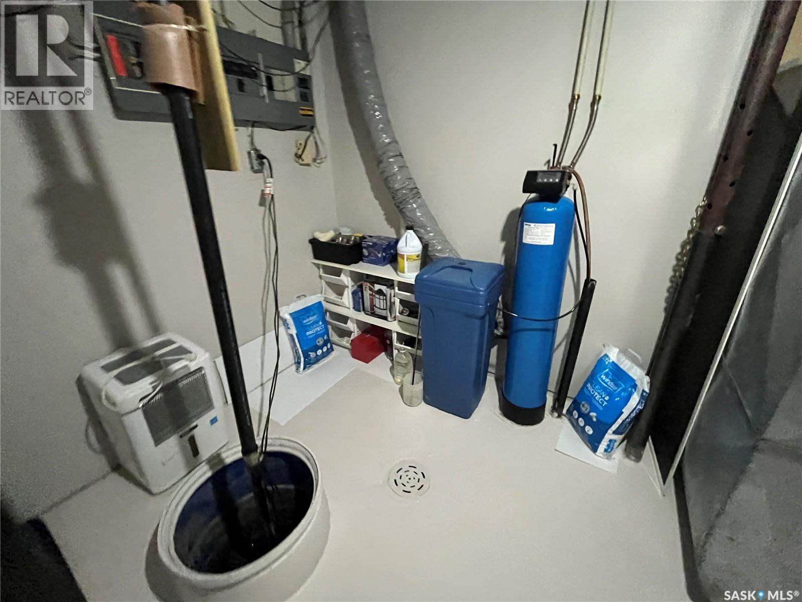 1000 Railway Avenue W, Foam Lake, SK - Indoor Photo Showing Laundry Room