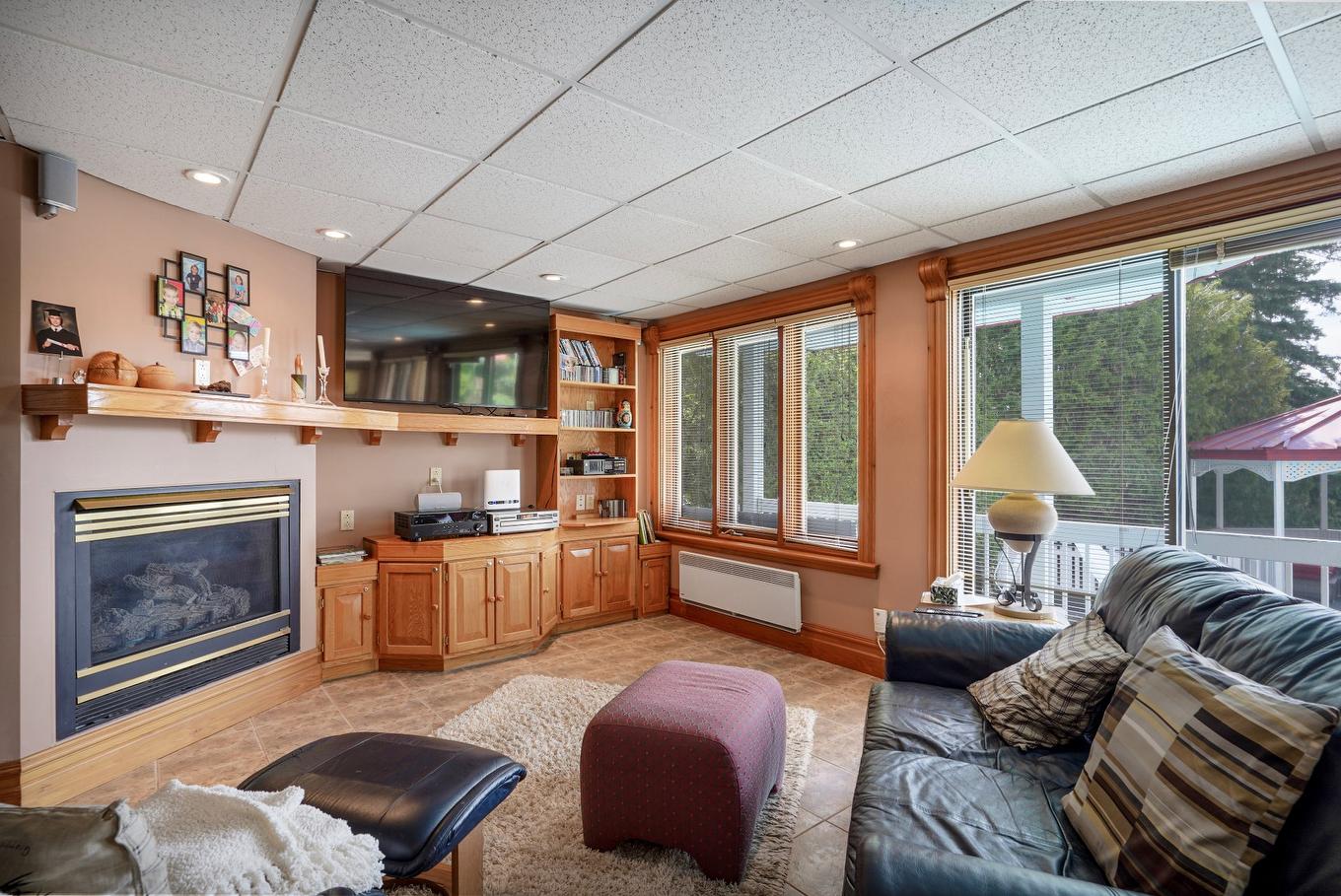Salle familiale - 2089 Rue Wilfrid, Val-David, QC - Indoor Photo Showing Living Room With Fireplace