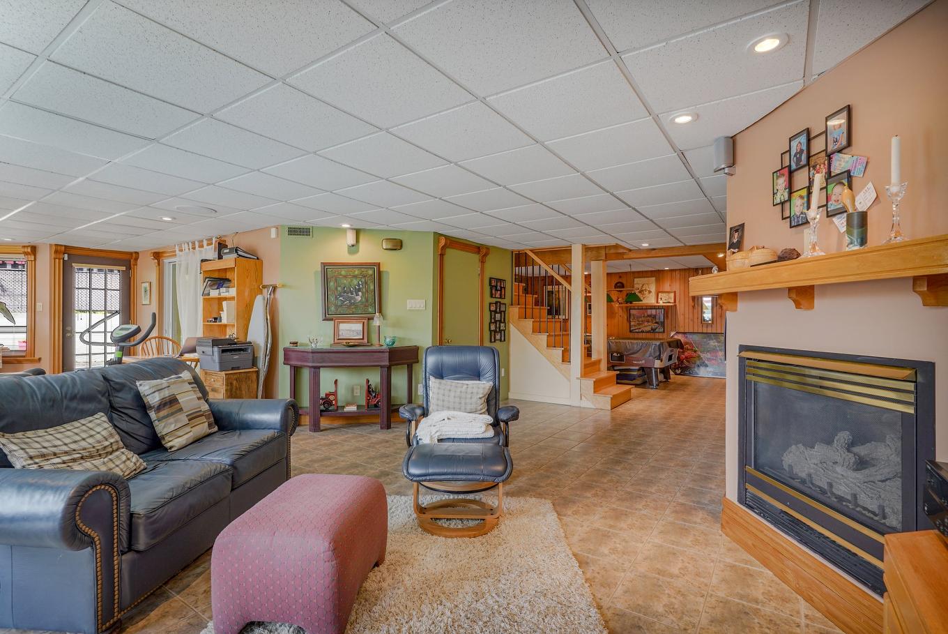 Salle familiale - 2089 Rue Wilfrid, Val-David, QC - Indoor Photo Showing Living Room With Fireplace