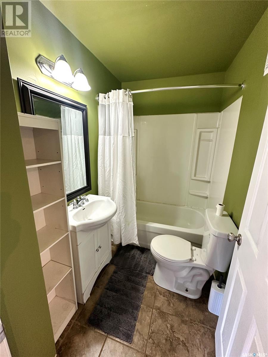 1412 2Nd Avenue, Edam, SK - Indoor Photo Showing Bathroom