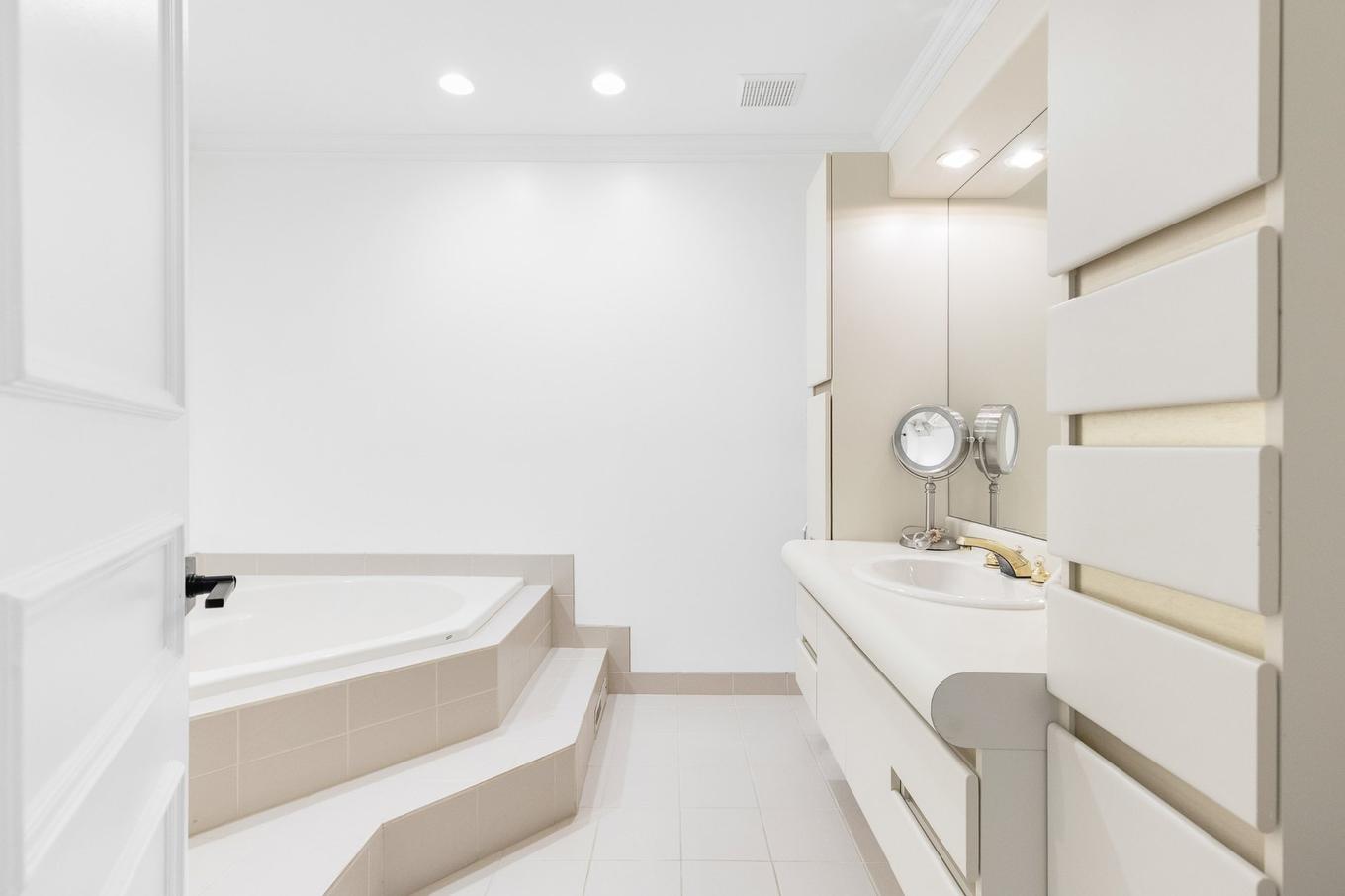 Bathroom - 129 Rue Wilson, Dollard-Des-Ormeaux, QC - Indoor Photo Showing Bathroom