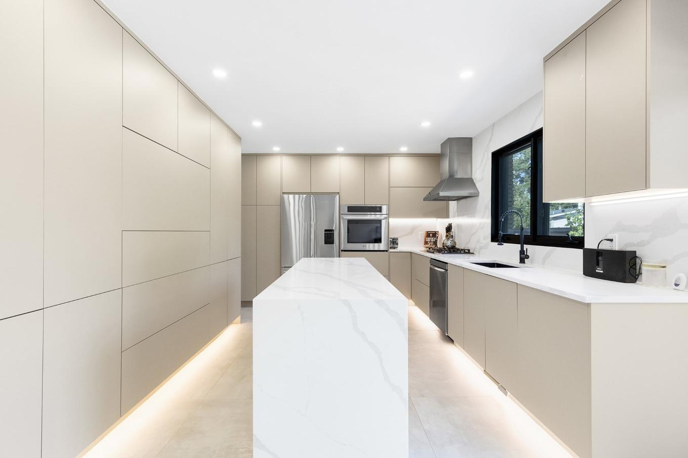 Kitchen - 129 Rue Wilson, Dollard-Des-Ormeaux, QC - Indoor Photo Showing Kitchen With Upgraded Kitchen