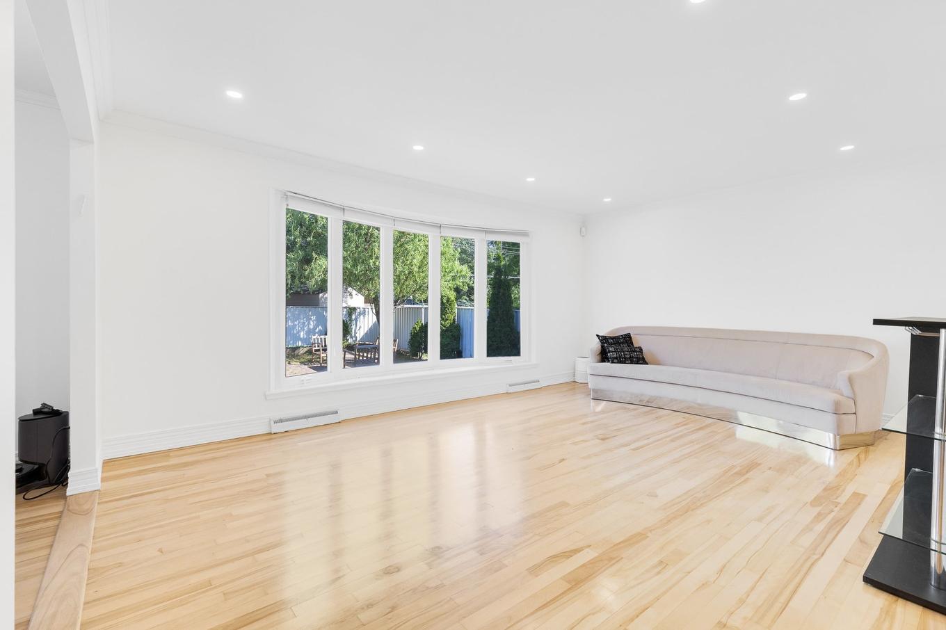 Living room - 129 Rue Wilson, Dollard-Des-Ormeaux, QC - Indoor Photo Showing Other Room