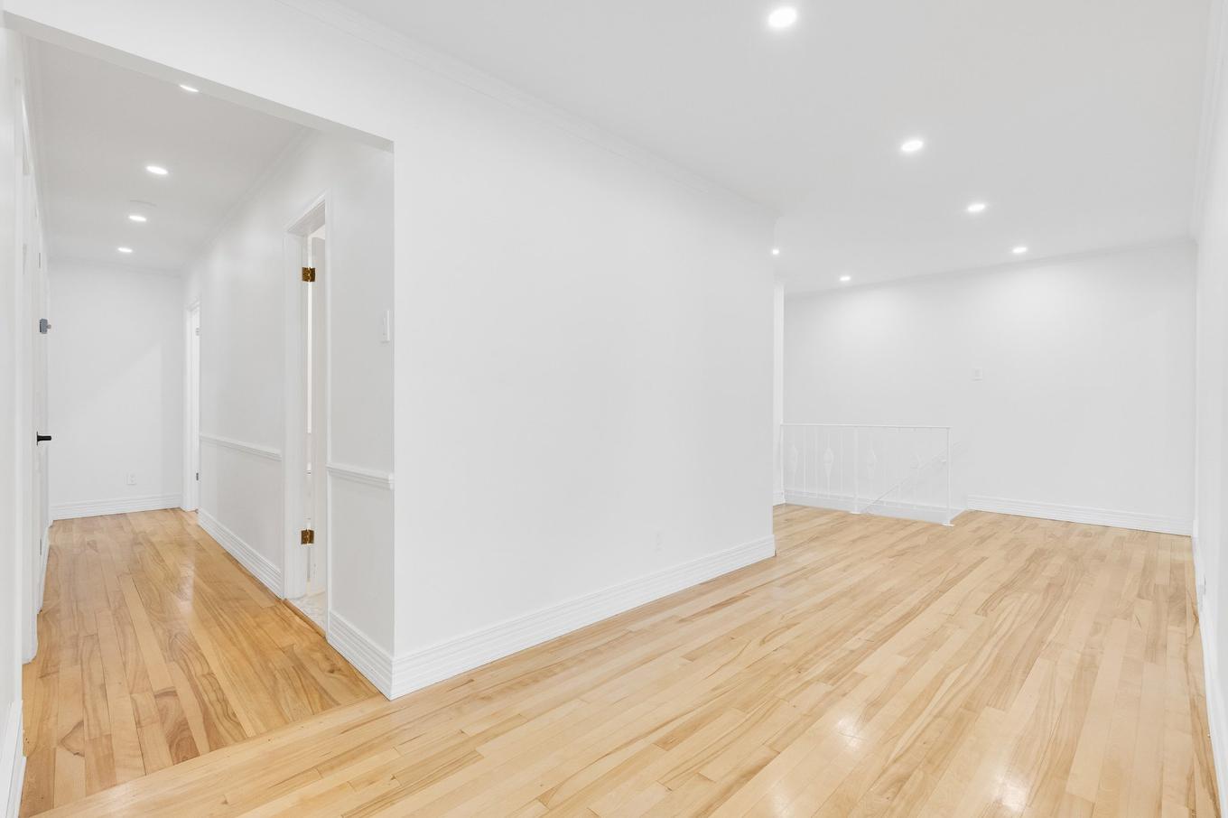 Hall - 129 Rue Wilson, Dollard-Des-Ormeaux, QC - Indoor Photo Showing Other Room