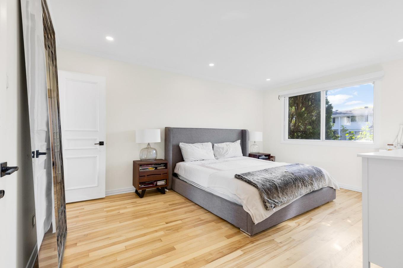 Primary bedroom - 129 Rue Wilson, Dollard-Des-Ormeaux, QC - Indoor Photo Showing Bedroom