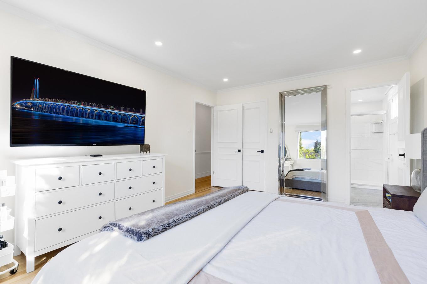 Primary bedroom - 129 Rue Wilson, Dollard-Des-Ormeaux, QC - Indoor Photo Showing Bedroom