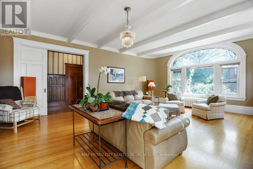154 Quarry Avenue, Renfrew, ON - Indoor Photo Showing Living Room