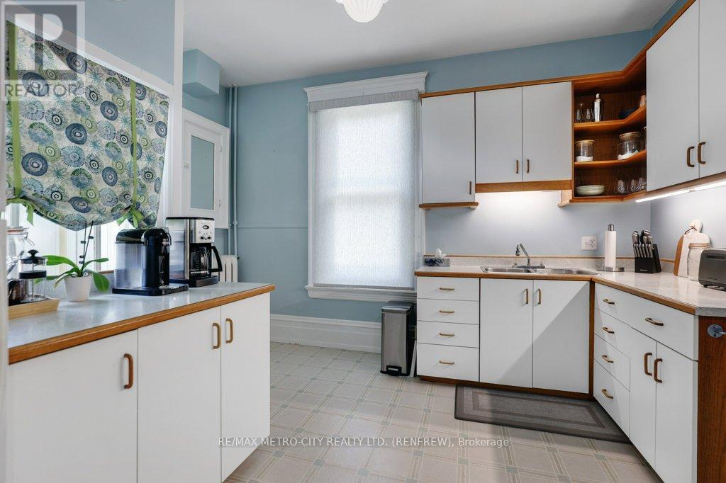 154 Quarry Avenue, Renfrew, ON - Indoor Photo Showing Kitchen With Double Sink