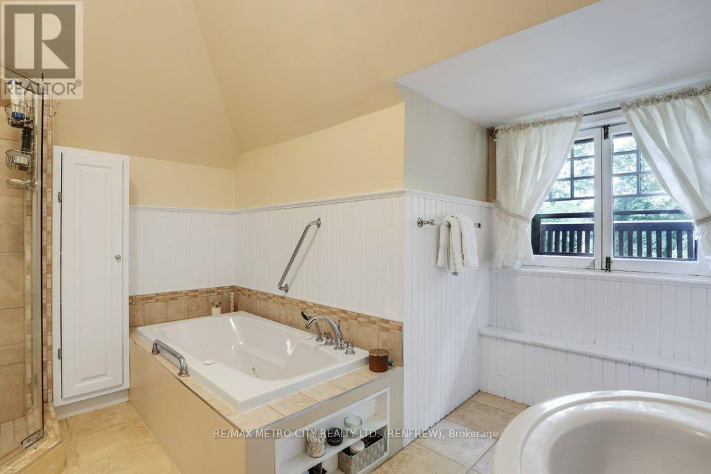 154 Quarry Avenue, Renfrew, ON - Indoor Photo Showing Bathroom
