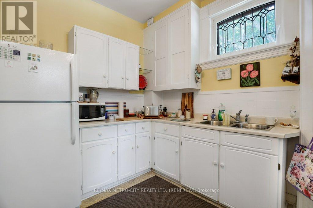 154 Quarry Avenue, Renfrew, ON - Indoor Photo Showing Kitchen With Double Sink
