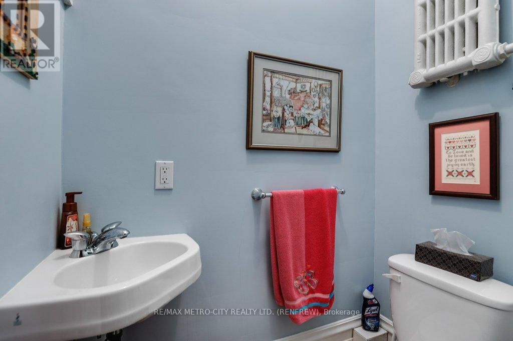 154 Quarry Avenue, Renfrew, ON - Indoor Photo Showing Bathroom