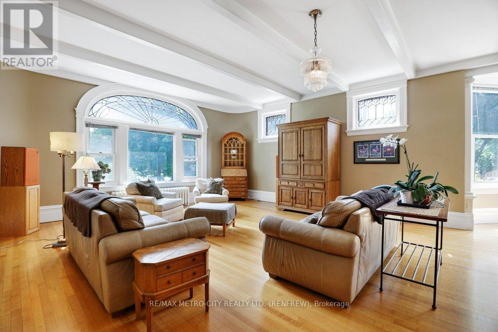 154 Quarry Avenue, Renfrew, ON - Indoor Photo Showing Living Room
