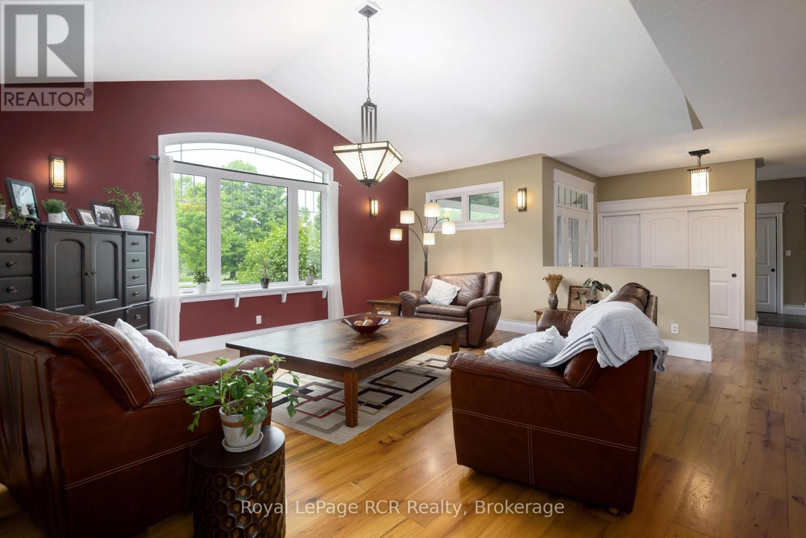 023038 Holland-Sydenham Townline, Chatsworth, ON - Indoor Photo Showing Living Room