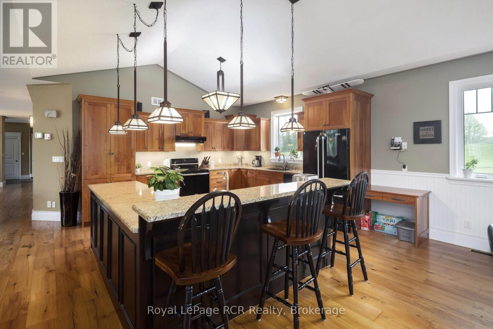 023038 Holland-Sydenham Townline, Chatsworth, ON - Indoor