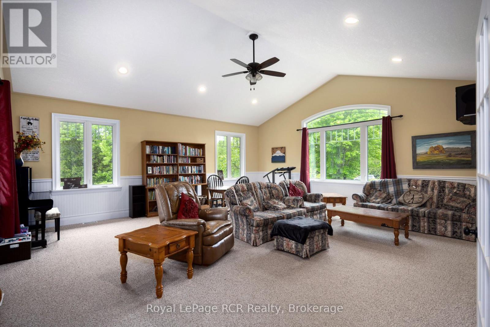 023038 Holland-Sydenham Townline, Chatsworth, ON - Indoor Photo Showing Living Room