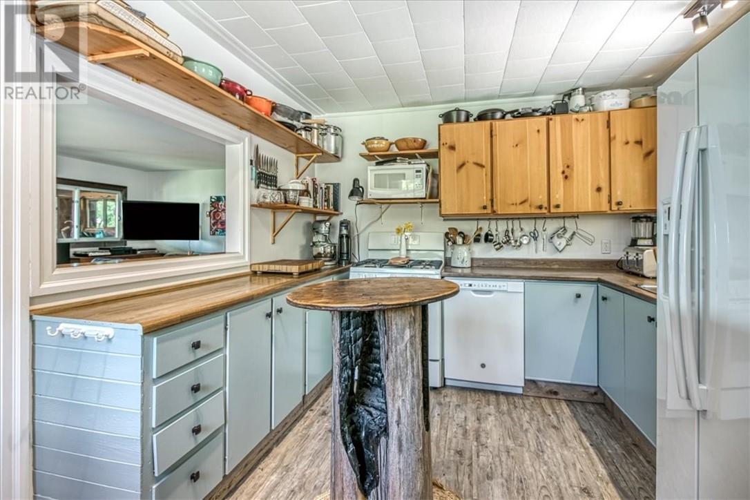 322 Cosby Subd Road, Mindemoya, ON - Indoor Photo Showing Kitchen