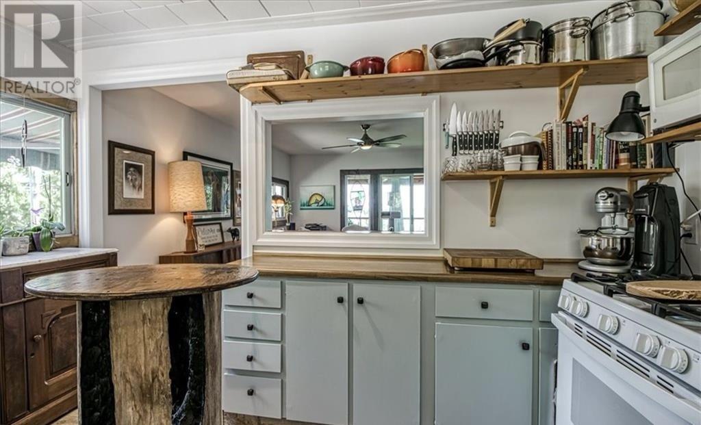 322 Cosby Subd Road, Mindemoya, ON - Indoor Photo Showing Kitchen