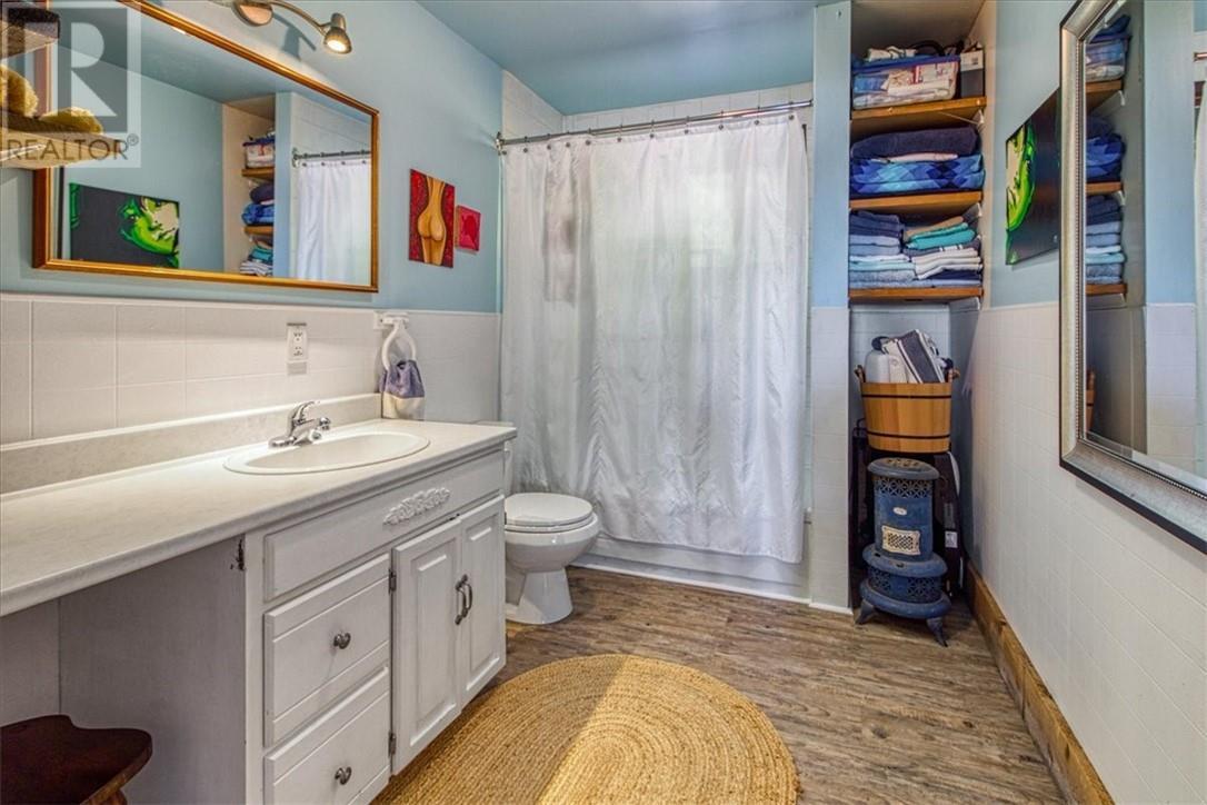 322 Cosby Subd Road, Mindemoya, ON - Indoor Photo Showing Bathroom