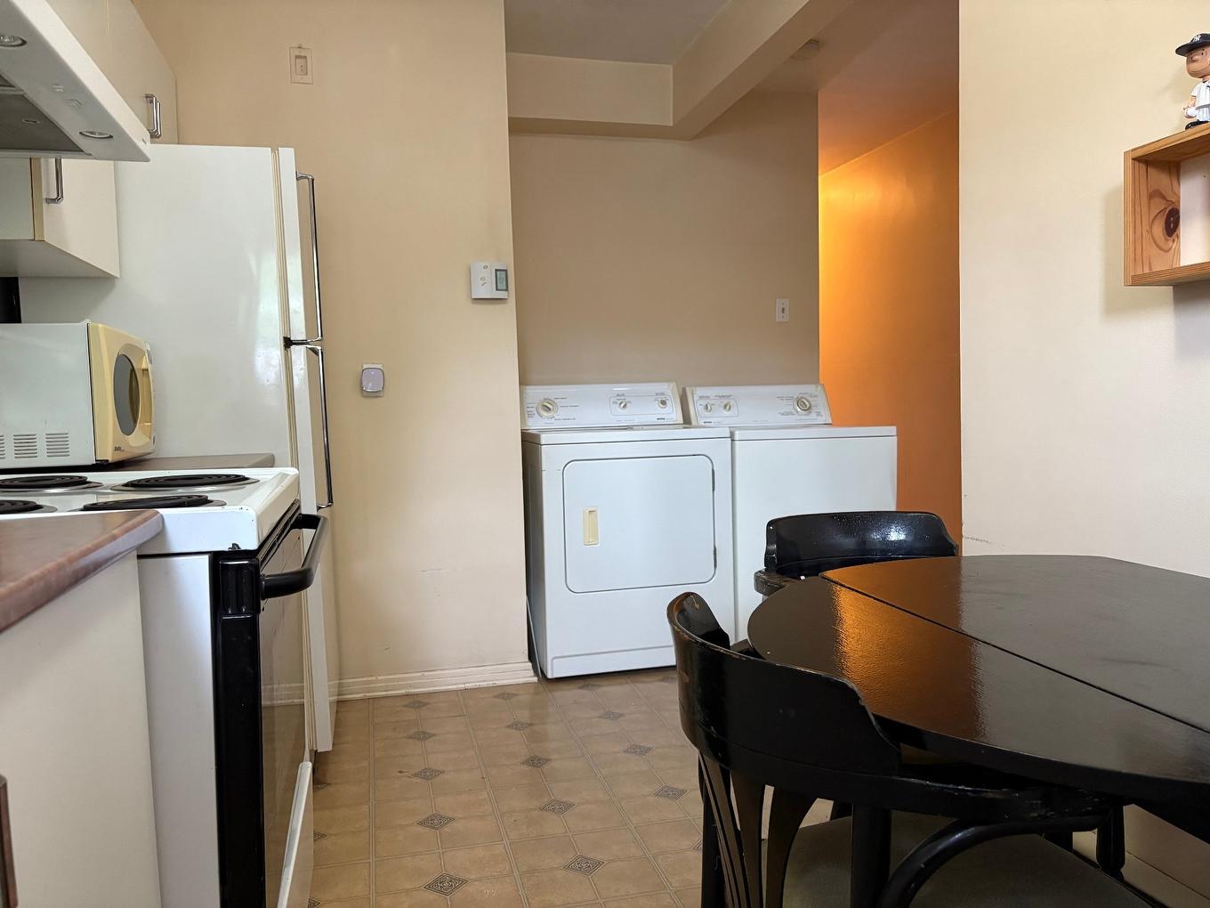 Cuisine - 3-4729 Rue Hochelaga, Montréal (Mercier/Hochelaga-Maisonneuve), QC - Indoor Photo Showing Laundry Room