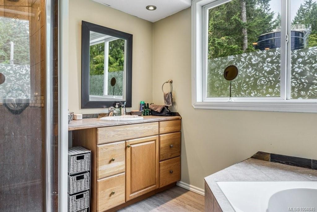 2524 Macaulay Rd, Black Creek, BC